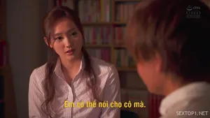Người phụ nữ trưởng thành gợi cảm cưỡi một khẩu súng đen!