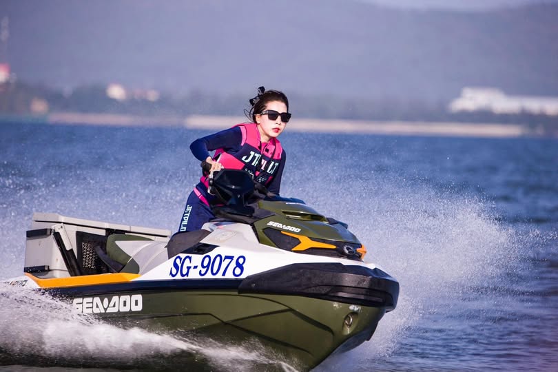 [Lão tài xế Đàm Hoa] Người đánh xe ngựa hẹn gặp một cô gái mặc chuông bạc trong khách sạn, thở hổn hển không ngừng, thân hình thanh xuân mềm mại như tơ...