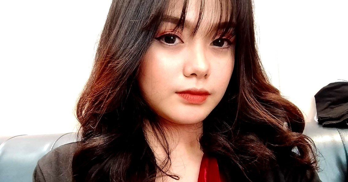 Anh trai tranh thủ sờ mó cô em họ trong khi dạy học